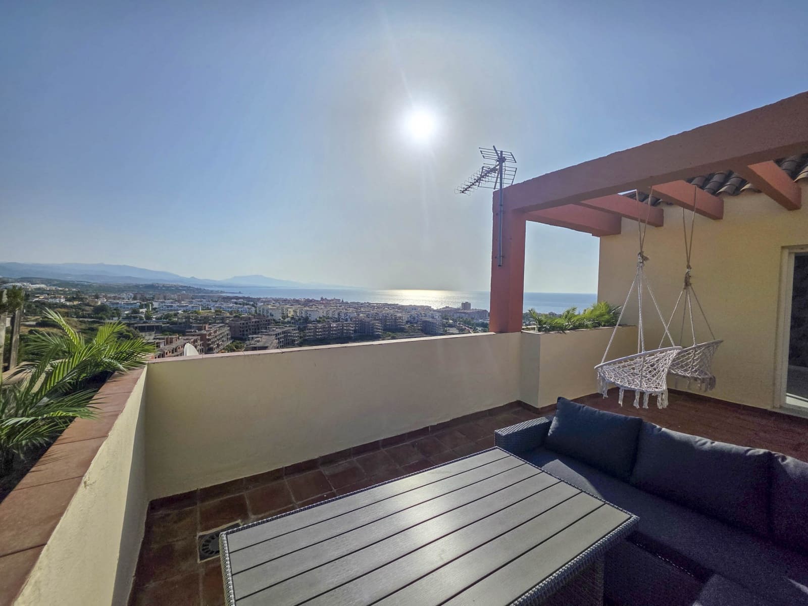 3 soveværelse Penthouse til salg i La Duquesa / Puerto de la Duquesa med swimmingpool - € 265.000 (Ref: 9075774)