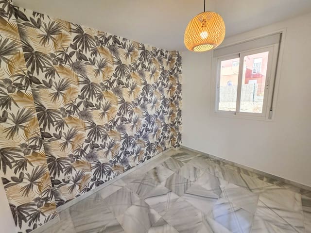 3 bedroom Penthouse for sale in La Duquesa / Puerto de la Duquesa, Manilva with pool - € 245,000 (Ref: 9075774)