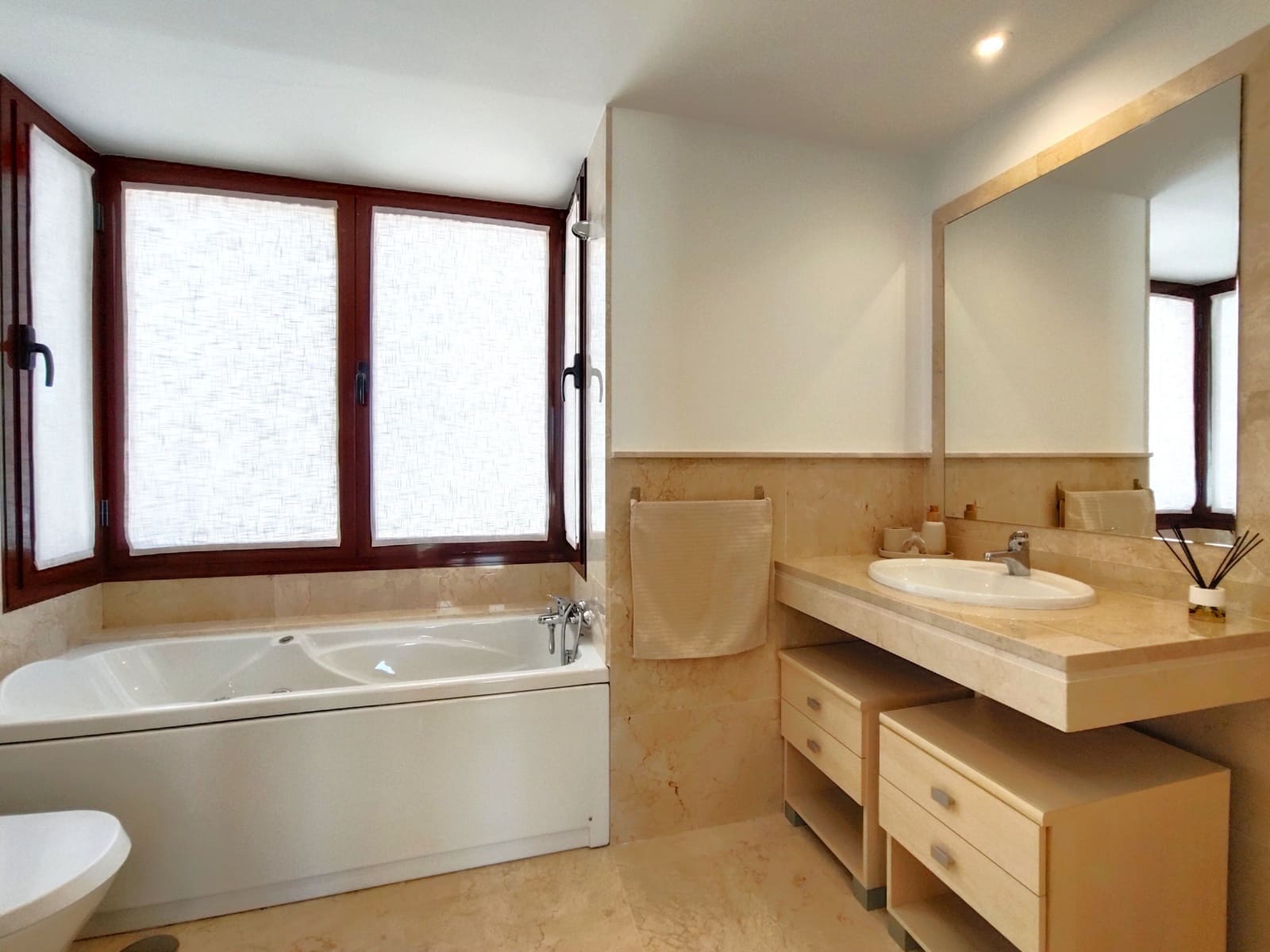 4 soveværelse Semi-Rækkehus til salg i Casares med garage - € 530.000 (Ref: 9136993)