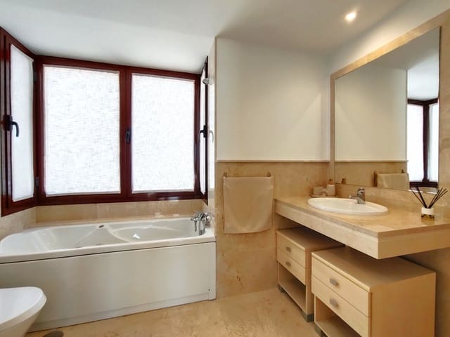 4 slaapkamer Halfvrijstaande villa te koop in Casares met garage - € 530.000 (Ref: 9136993)