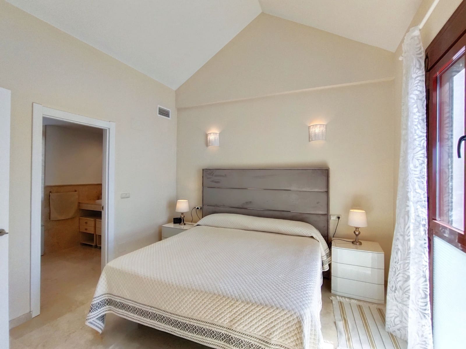 4 soveværelse Semi-Rækkehus til salg i Casares med garage - € 530.000 (Ref: 9136993)