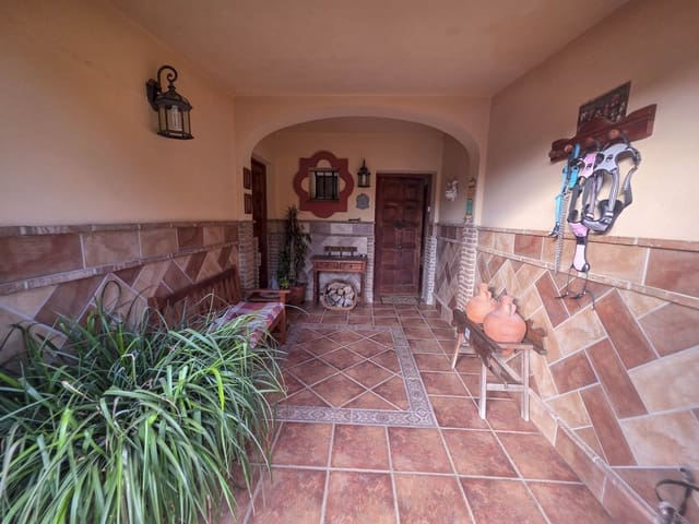 4 soveværelse Villa til salg i Guadacorte, Los Barrios med swimmingpool garage - € 550.000 (Ref: 9162181)