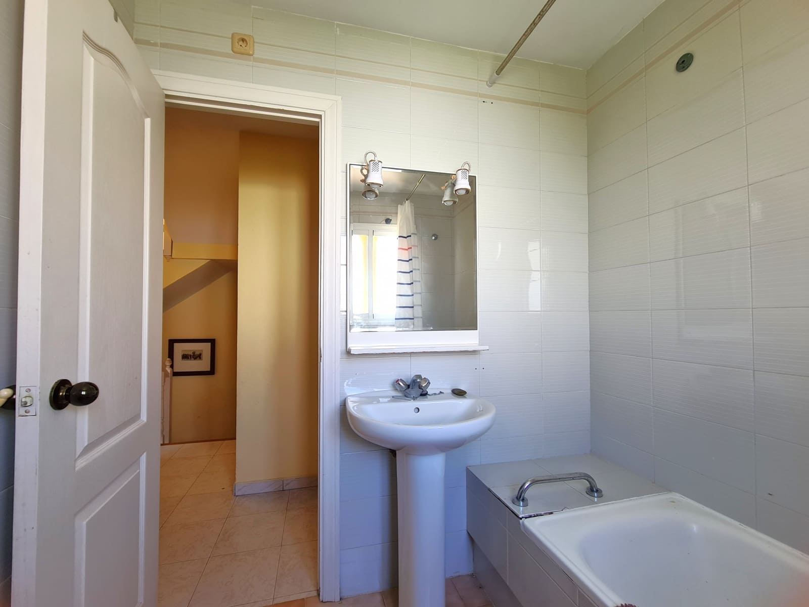 3 soveværelse Semi-Rækkehus til salg i Casares med swimmingpool - € 650.000 (Ref: 9186814)