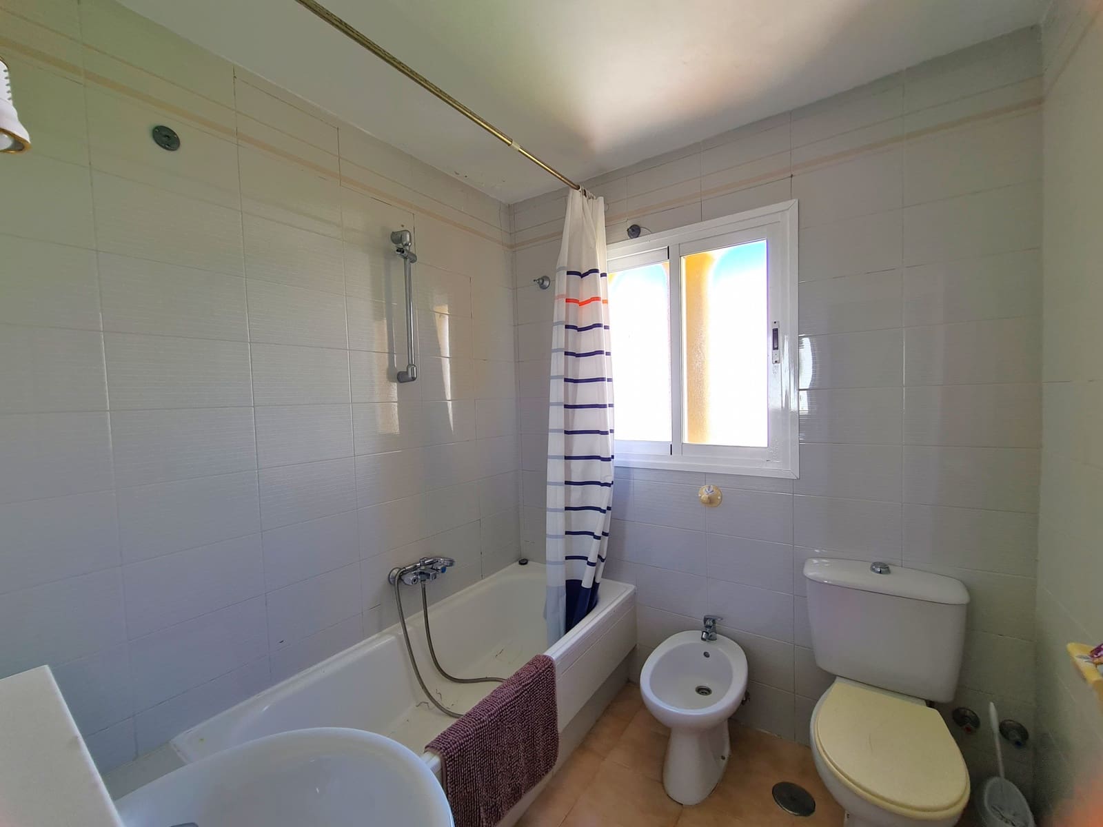 3 soveværelse Semi-Rækkehus til salg i Casares med swimmingpool - € 650.000 (Ref: 9186814)