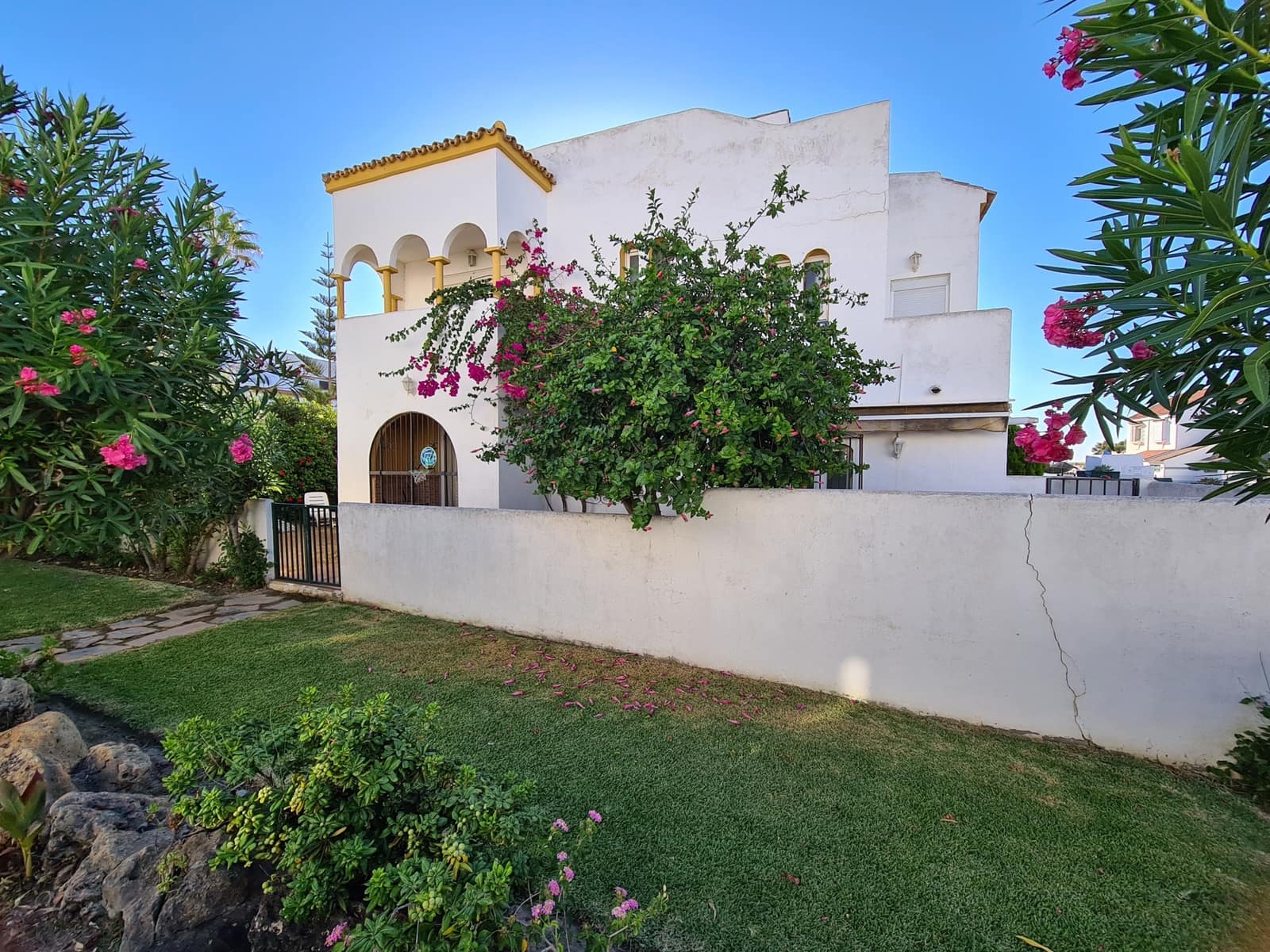 3 soveværelse Semi-Rækkehus til salg i Casares med swimmingpool - € 650.000 (Ref: 9186814)