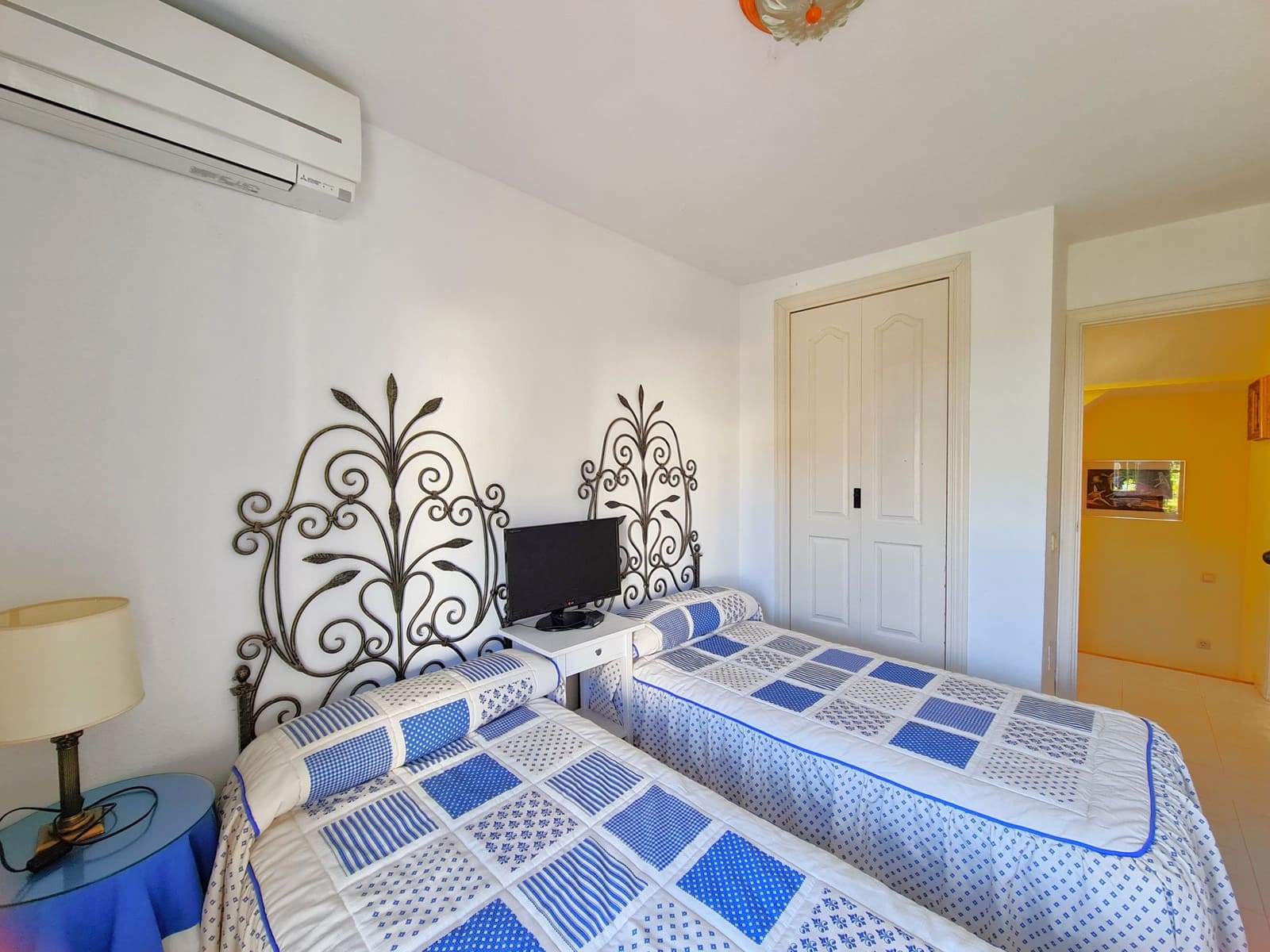 3 soveværelse Semi-Rækkehus til salg i Casares med swimmingpool - € 650.000 (Ref: 9186814)