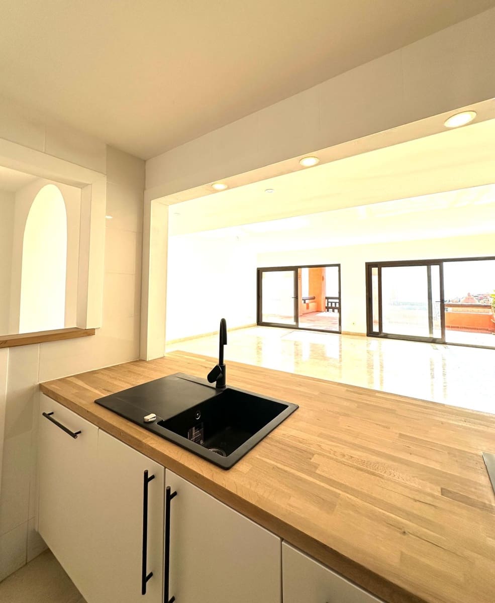 3 soveværelse Penthouse til salg i Manilva med swimmingpool garage - € 515.000 (Ref: 9236391)
