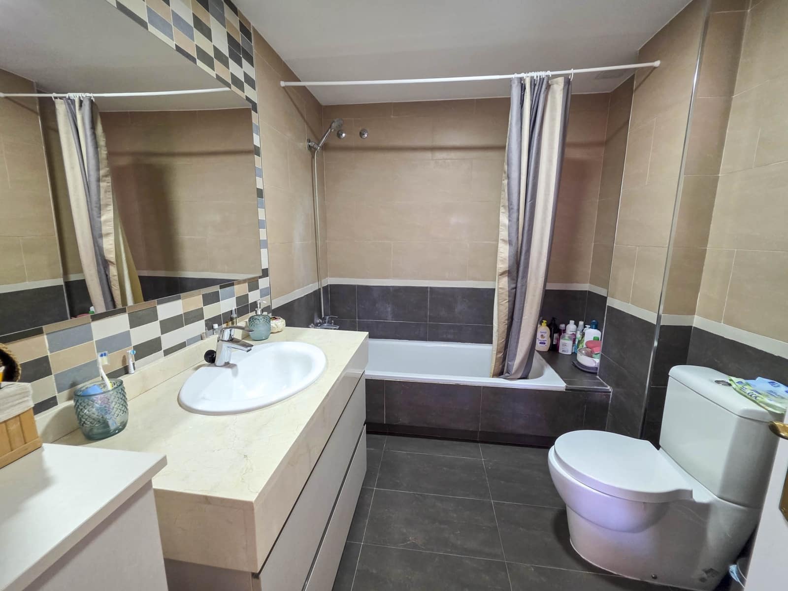 3 sypialnia Apartament na sprzedaż w La Duquesa / Puerto de la Duquesa z basenem garażem - 480 000 € (Ref: 9248159)