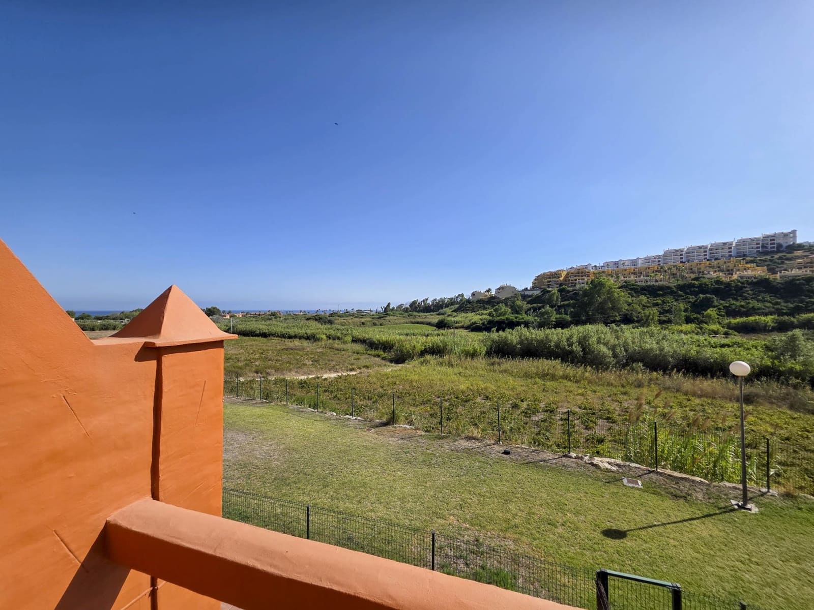 3 sypialnia Apartament na sprzedaż w La Duquesa / Puerto de la Duquesa z basenem garażem - 480 000 € (Ref: 9248159)