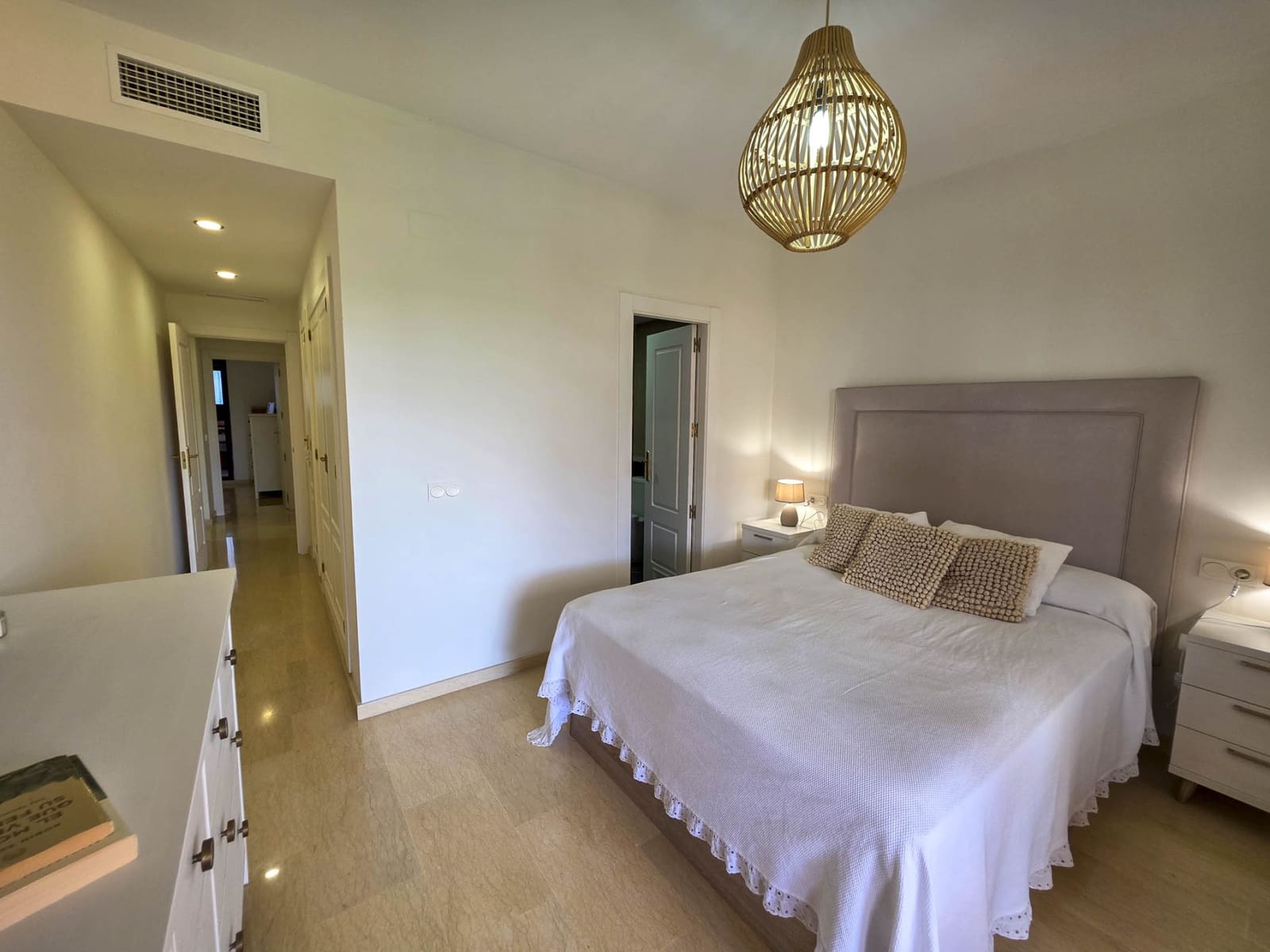 3 sypialnia Apartament na sprzedaż w La Duquesa / Puerto de la Duquesa z basenem garażem - 480 000 € (Ref: 9248159)