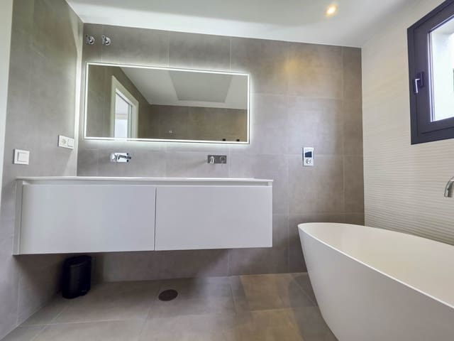 4 slaapkamer Villa te koop in Buenas Noches, Estepona met zwembad garage - € 1.099.999 (Ref: 9248163)