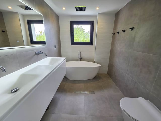 4 slaapkamer Villa te koop in Buenas Noches, Estepona met zwembad garage - € 1.099.999 (Ref: 9248163)