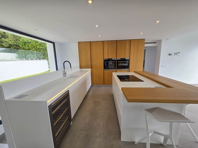 4 slaapkamer Villa te koop in Buenas Noches, Estepona met zwembad garage - € 1.099.999 (Ref: 9248163)