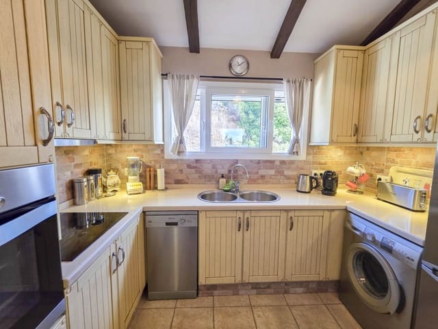 3 makuuhuone Omakotitalo myytävänä paikassa Las Lomas, Estepona mukana uima-altaan 
autotalli - 475 000 € (Ref: 9265381)