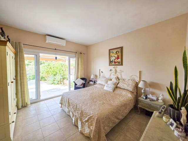 3 makuuhuone Omakotitalo myytävänä paikassa Las Lomas, Estepona mukana uima-altaan 
autotalli - 475 000 € (Ref: 9265381)