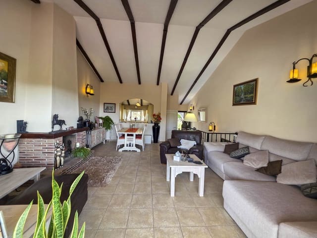 Casa de 3 habitaciones en Las Lomas, Estepona en venta con piscina garaje - 475.000 € (Ref: 9265381)