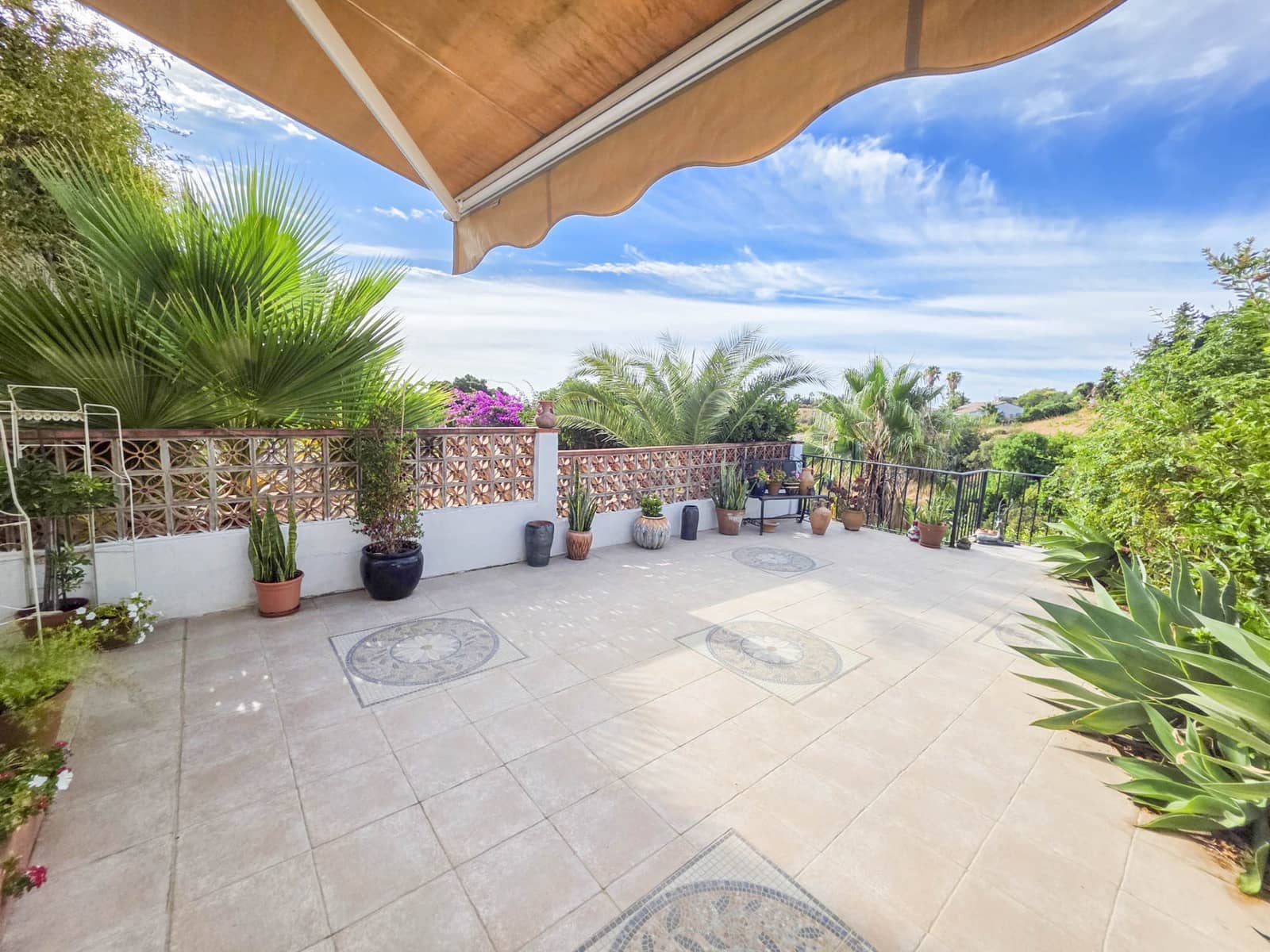 3 bedroom Townhouse for sale in Estepona with pool garage - € 475,000 (Ref: 9265381)