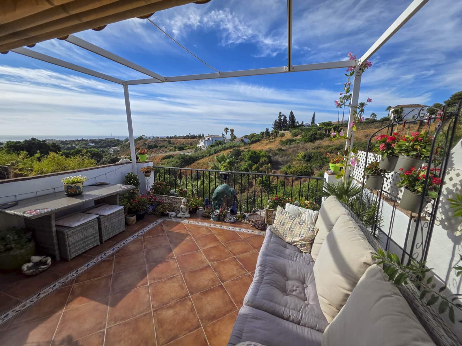 3 bedroom Townhouse for sale in Estepona with pool garage - € 475,000 (Ref: 9265381)