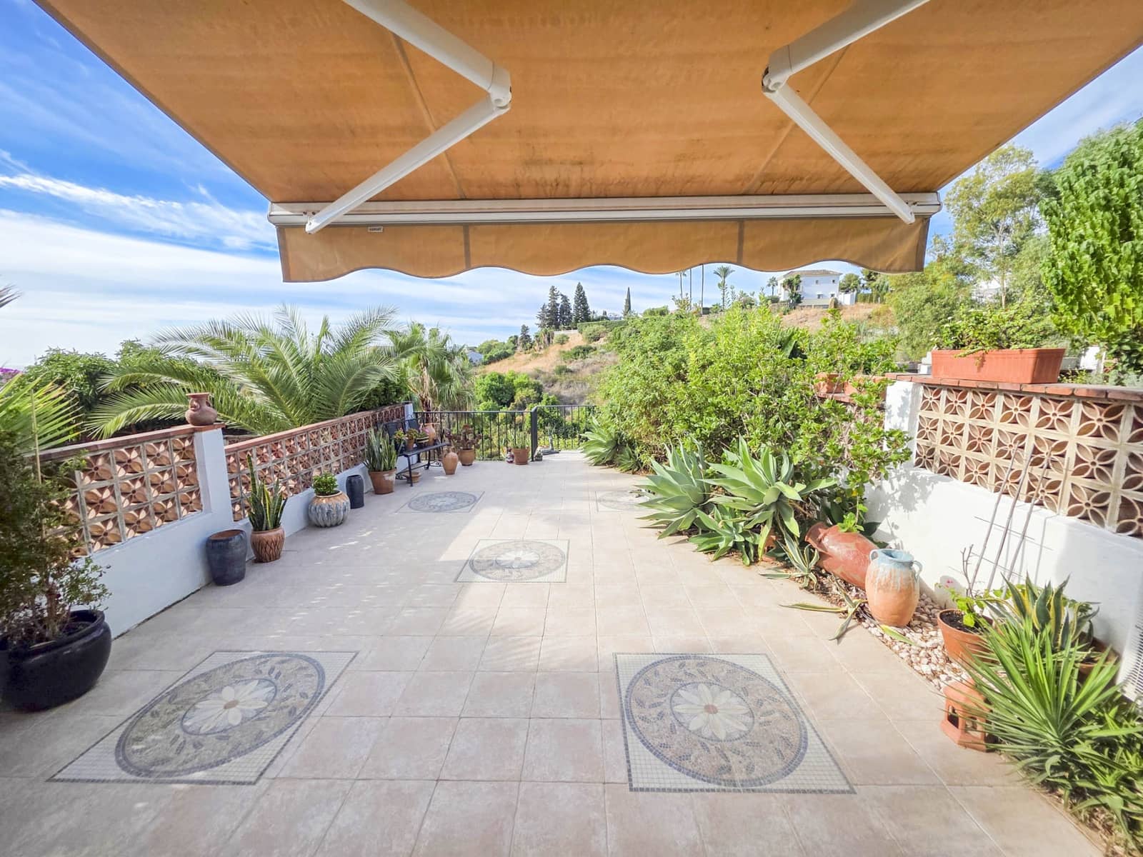 3 bedroom Townhouse for sale in Estepona with pool garage - € 475,000 (Ref: 9265381)