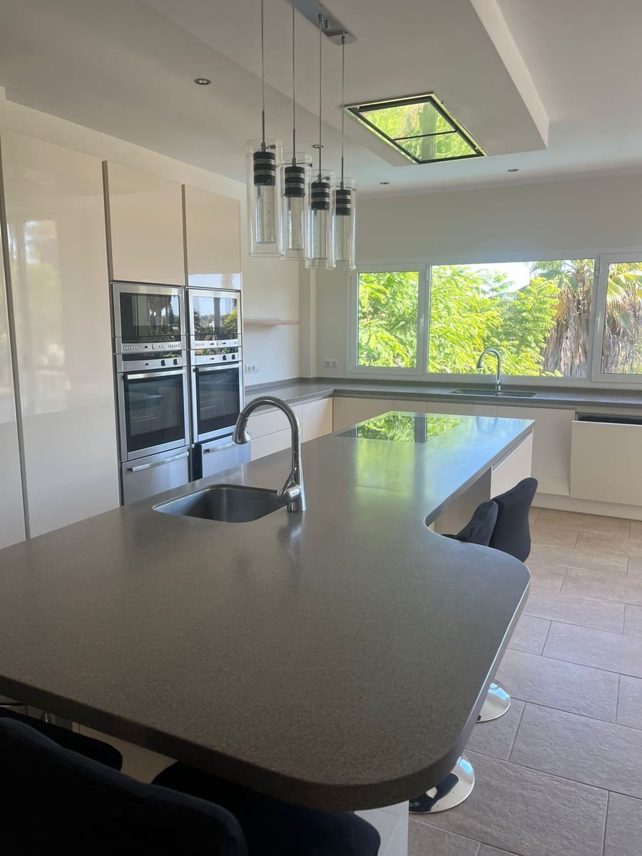 5 soveværelse Villa til salg i Sotogrande med garage - € 890.000 (Ref: 9269326)