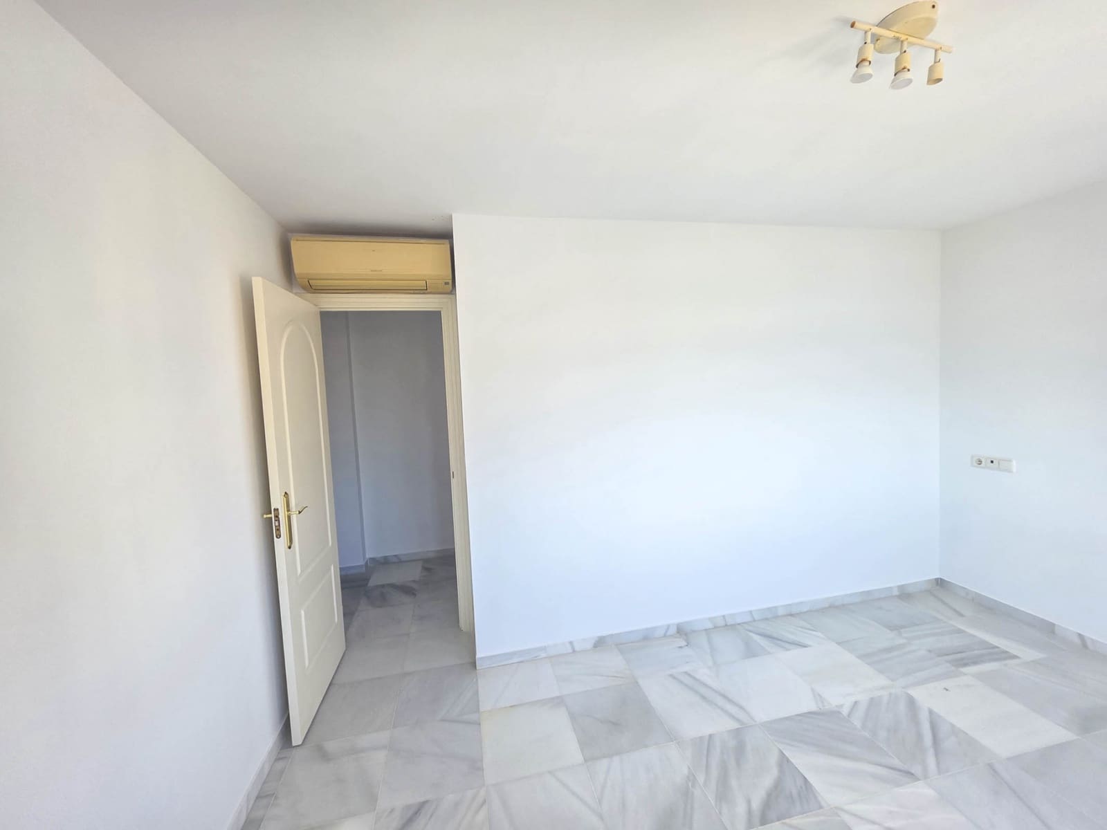 3 bedroom Apartment for sale in La Duquesa / Puerto de la Duquesa with pool - € 239,000 (Ref: 9272332)