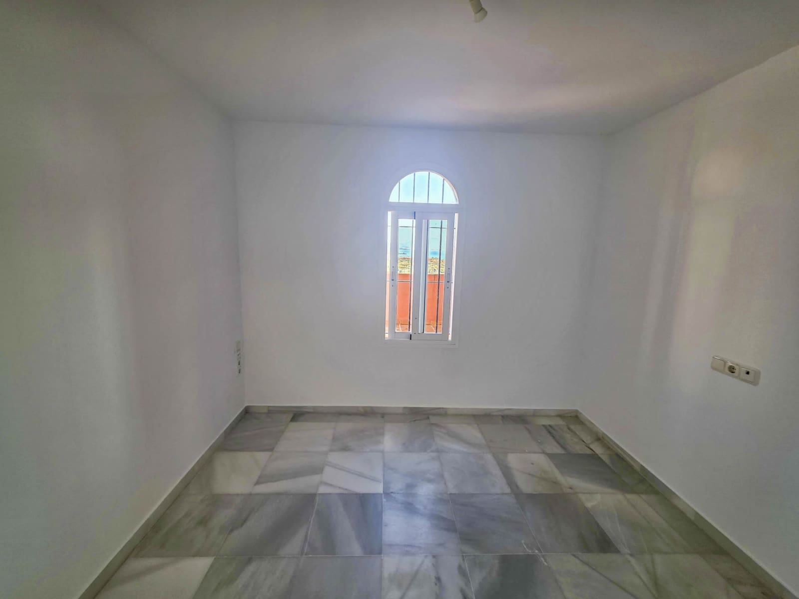 3 bedroom Apartment for sale in La Duquesa / Puerto de la Duquesa with pool - € 239,000 (Ref: 9272332)