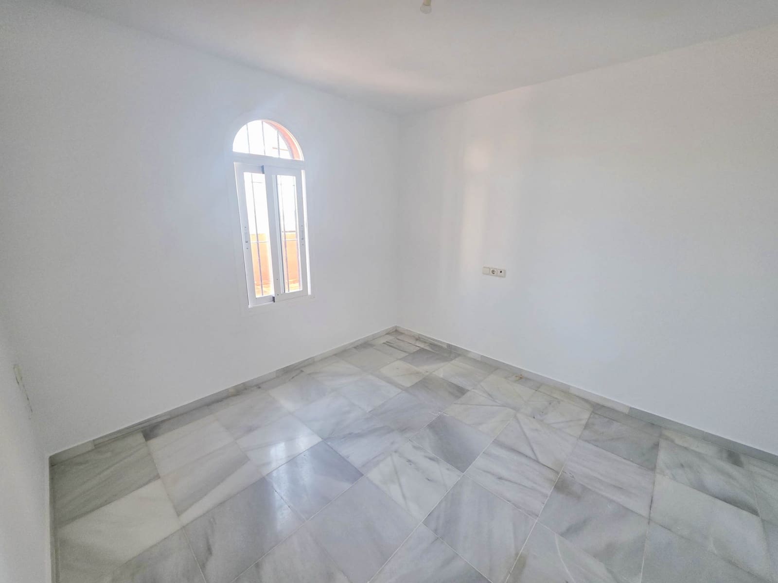 3 bedroom Apartment for sale in La Duquesa / Puerto de la Duquesa with pool - € 239,000 (Ref: 9272332)