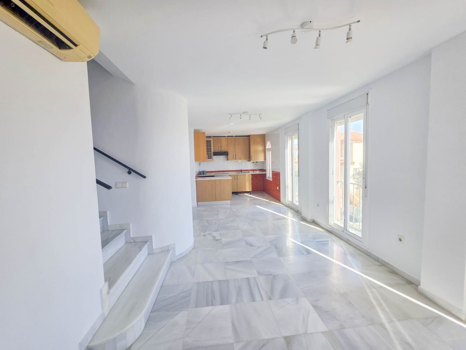 3 bedroom Apartment for sale in La Duquesa / Puerto de la Duquesa with pool - € 239,000 (Ref: 9272332)