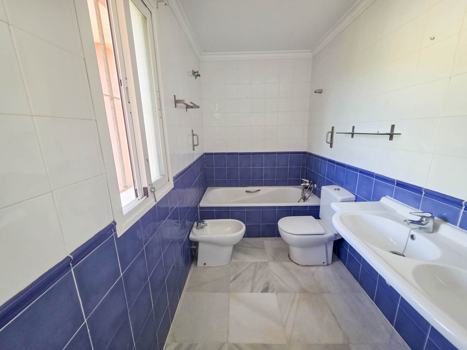 3 bedroom Apartment for sale in La Duquesa / Puerto de la Duquesa with pool - € 239,000 (Ref: 9272332)