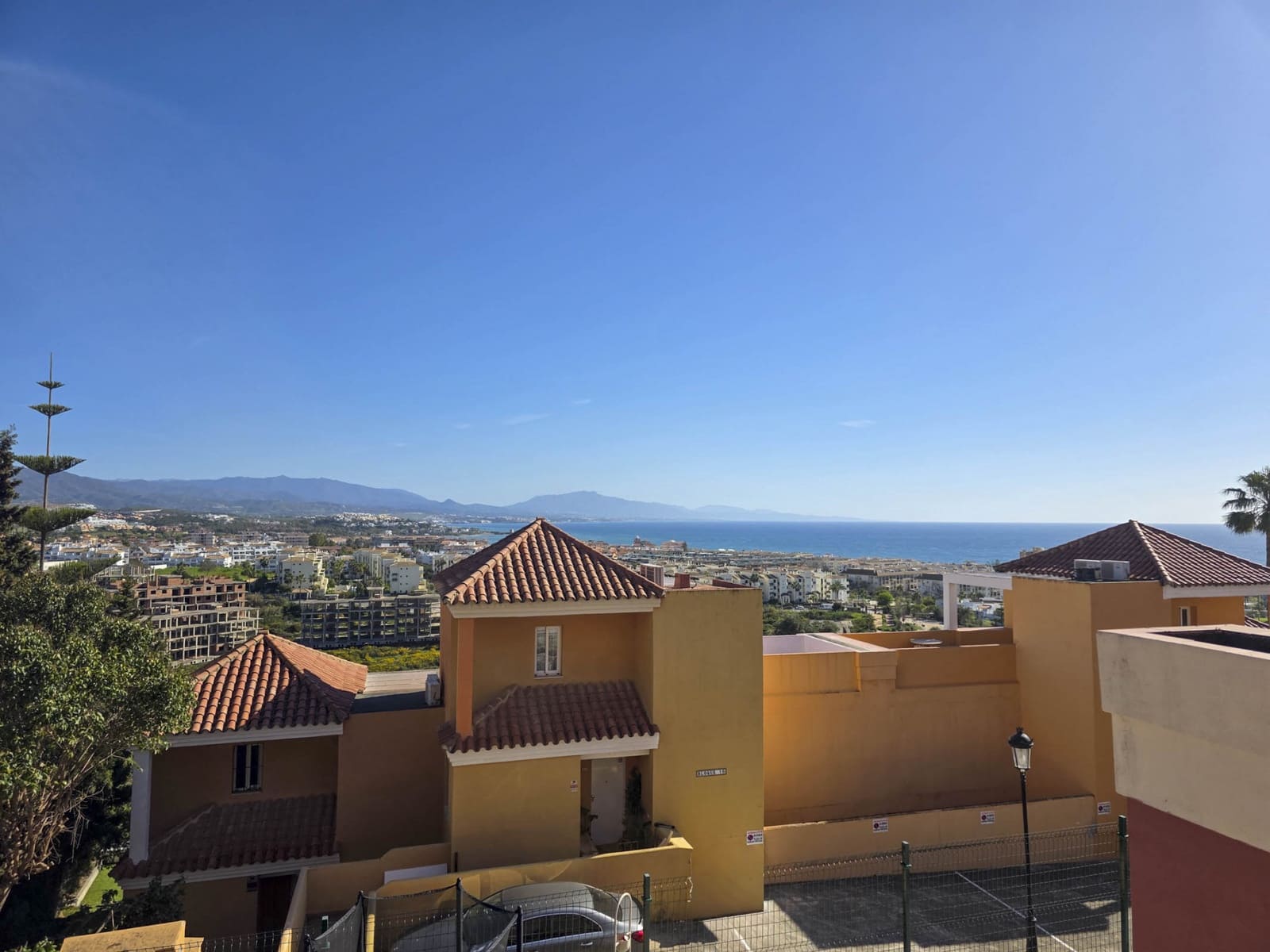 3 bedroom Apartment for sale in La Duquesa / Puerto de la Duquesa with pool - € 239,000 (Ref: 9272332)