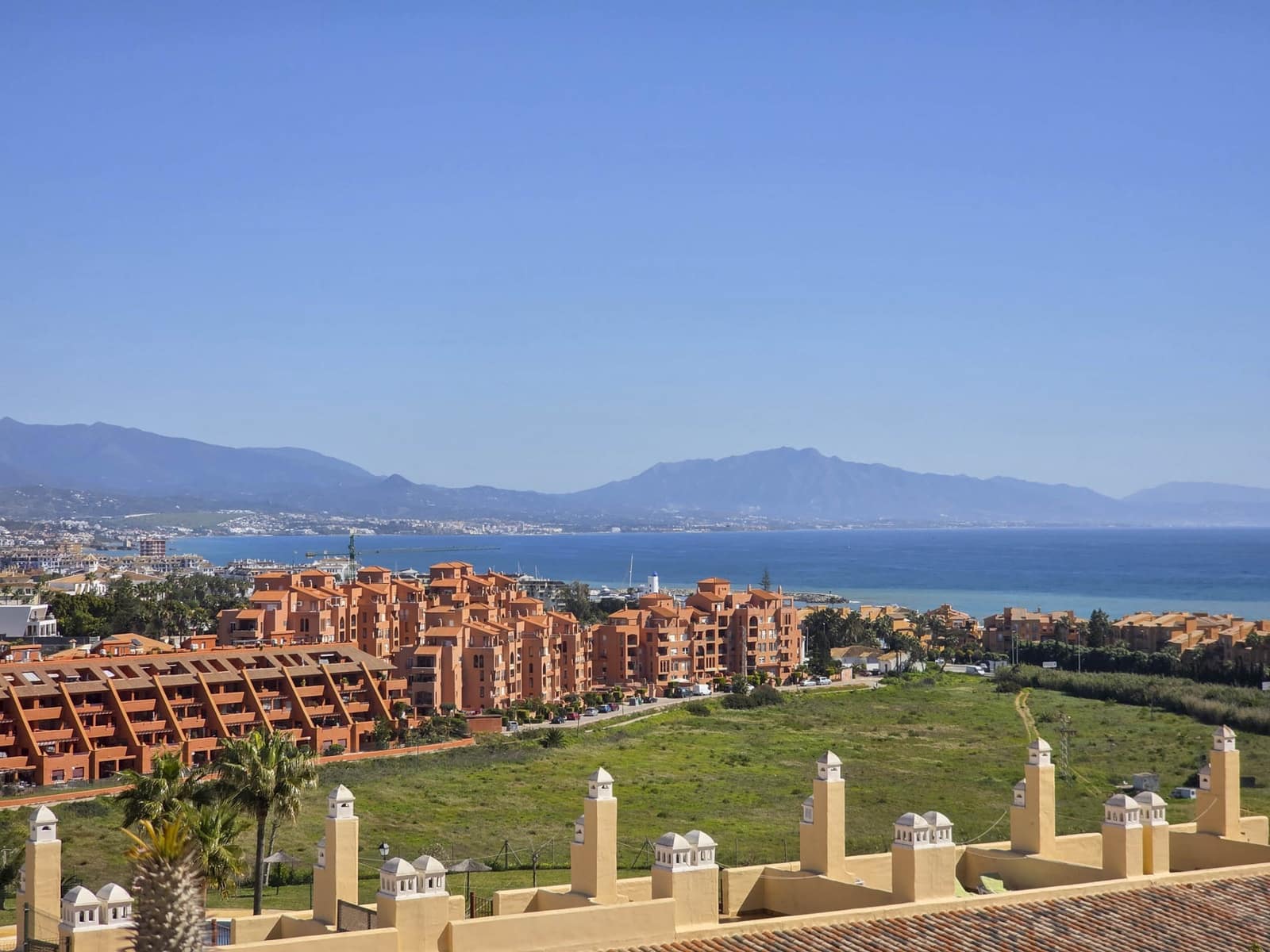 3 bedroom Apartment for sale in La Duquesa / Puerto de la Duquesa with pool - € 239,000 (Ref: 9272332)