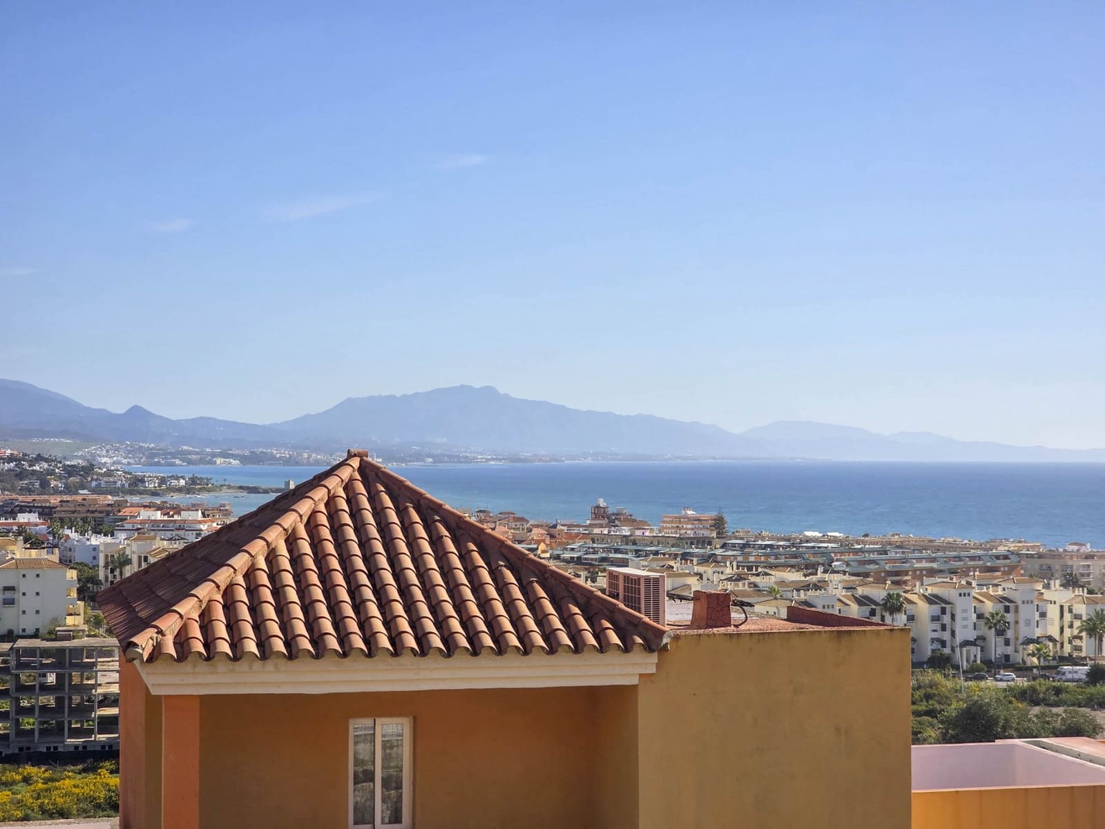 3 bedroom Apartment for sale in La Duquesa / Puerto de la Duquesa with pool - € 239,000 (Ref: 9272332)