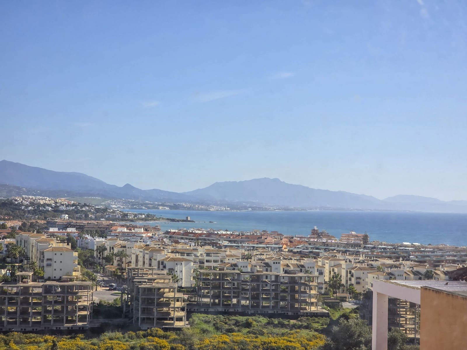 3 bedroom Apartment for sale in La Duquesa / Puerto de la Duquesa with pool - € 239,000 (Ref: 9272332)