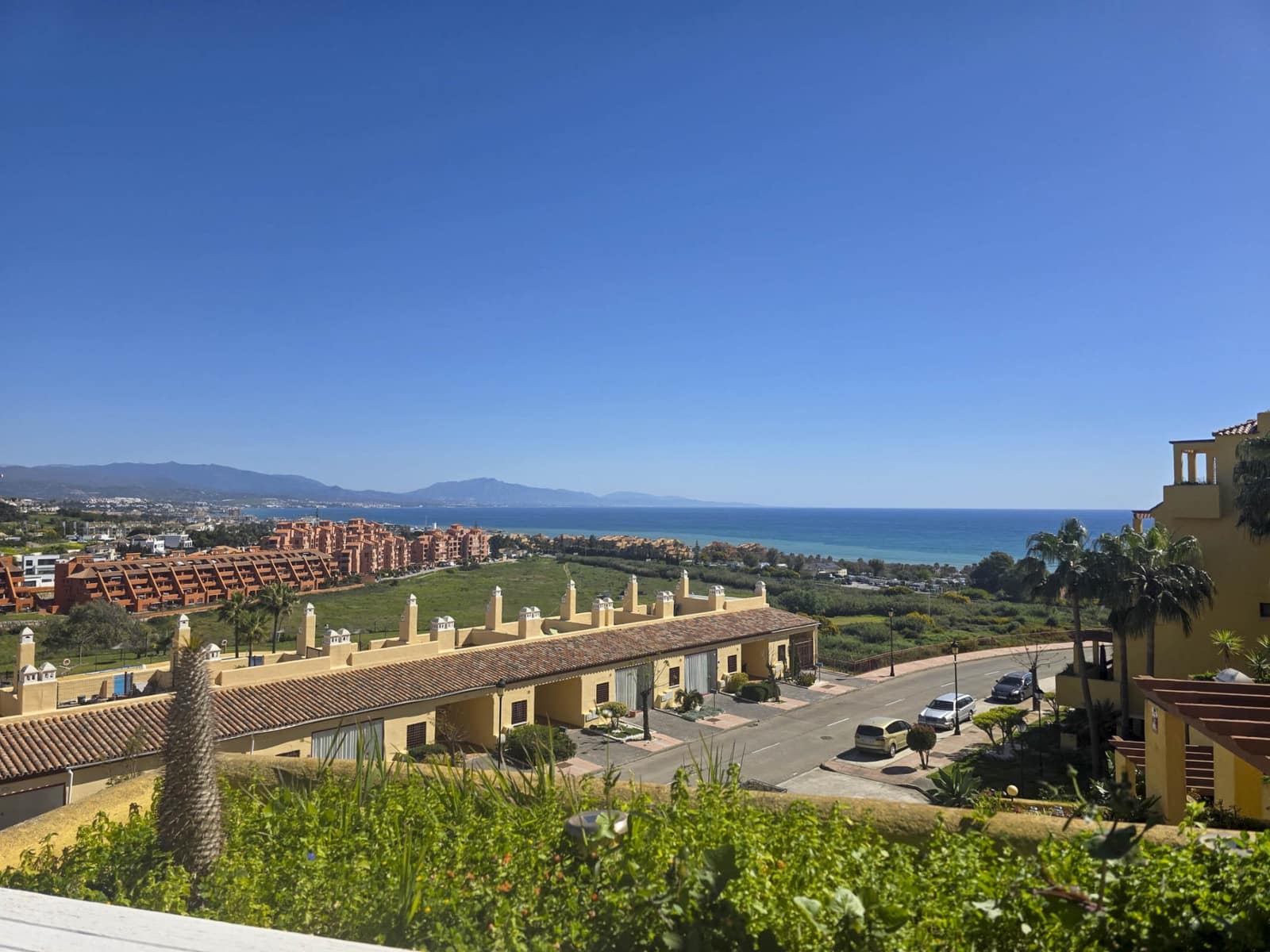 3 bedroom Apartment for sale in La Duquesa / Puerto de la Duquesa with pool - € 239,000 (Ref: 9272332)