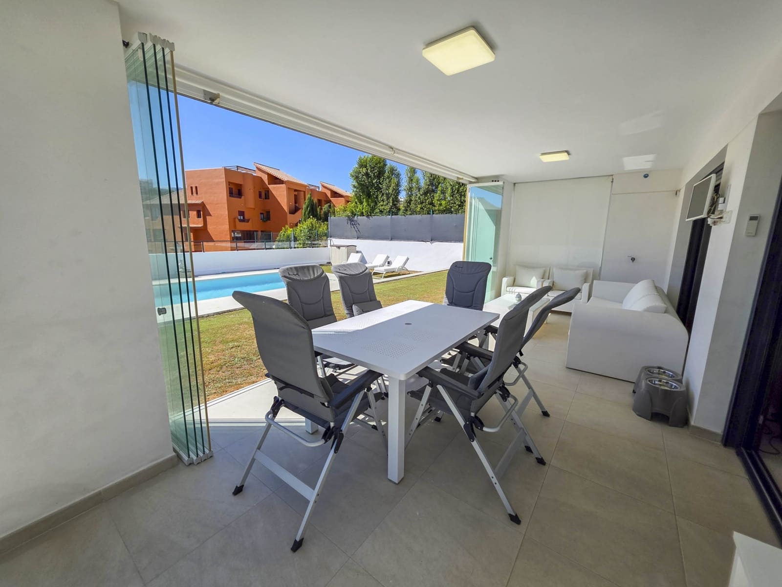 3 chambre Villa/Maison à vendre à La Duquesa / Puerto de la Duquesa avec piscine garage - 895 000 € (Ref: 9285061)