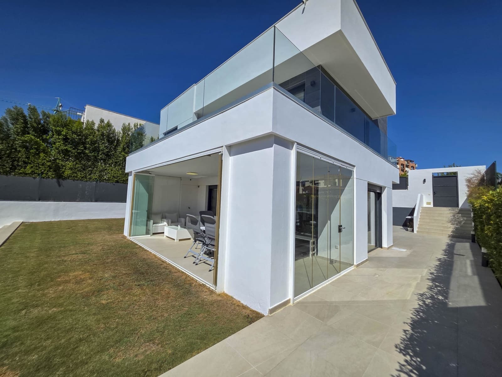 3 chambre Villa/Maison à vendre à La Duquesa / Puerto de la Duquesa avec piscine garage - 895 000 € (Ref: 9285061)