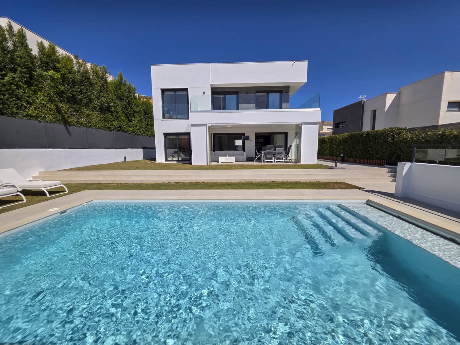 3 chambre Villa/Maison à vendre à La Duquesa / Puerto de la Duquesa avec piscine garage - 895 000 € (Ref: 9285061)