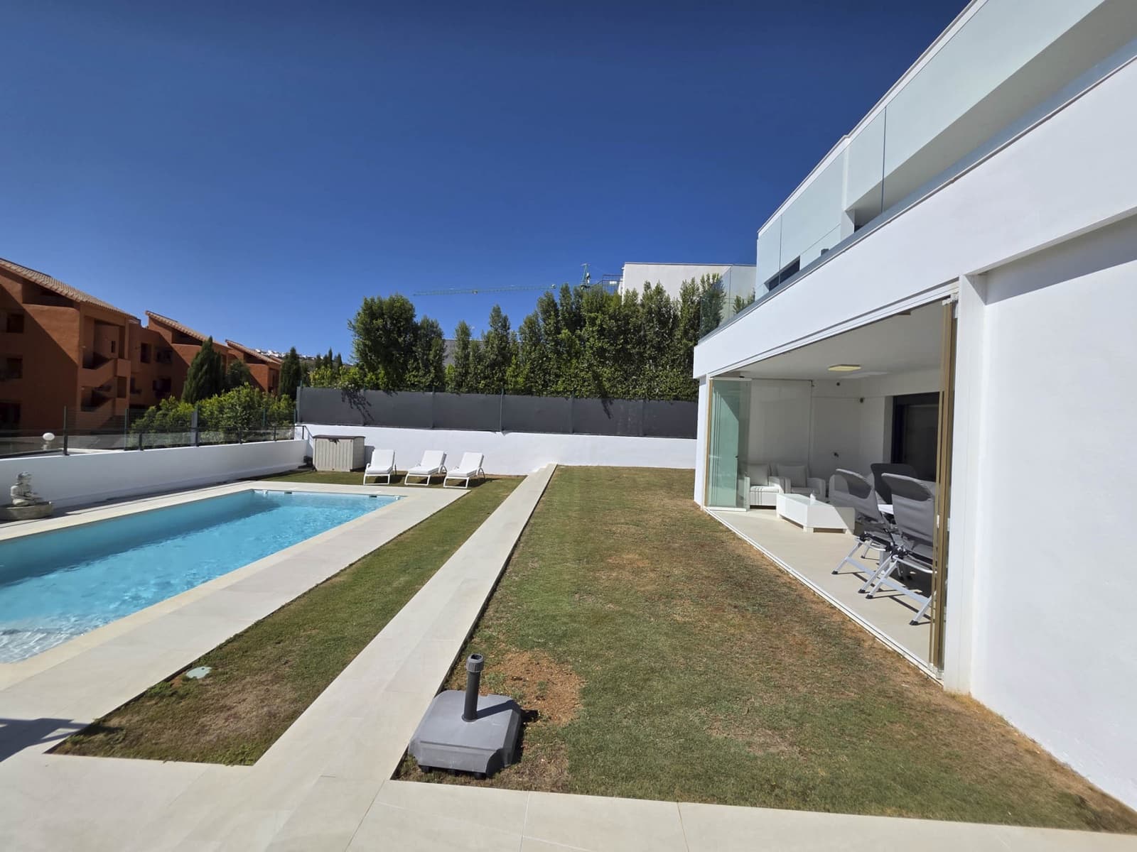 3 chambre Villa/Maison à vendre à La Duquesa / Puerto de la Duquesa avec piscine garage - 895 000 € (Ref: 9285061)