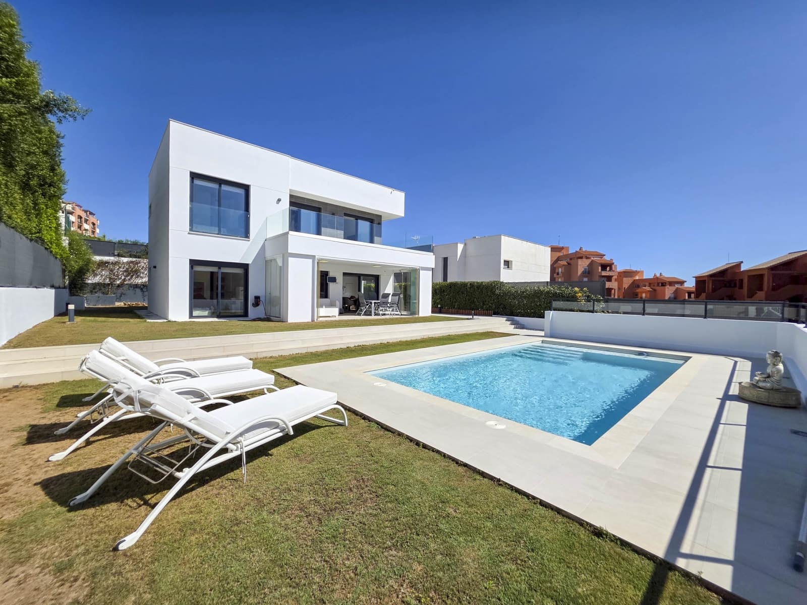 3 chambre Villa/Maison à vendre à La Duquesa / Puerto de la Duquesa avec piscine garage - 895 000 € (Ref: 9285061)