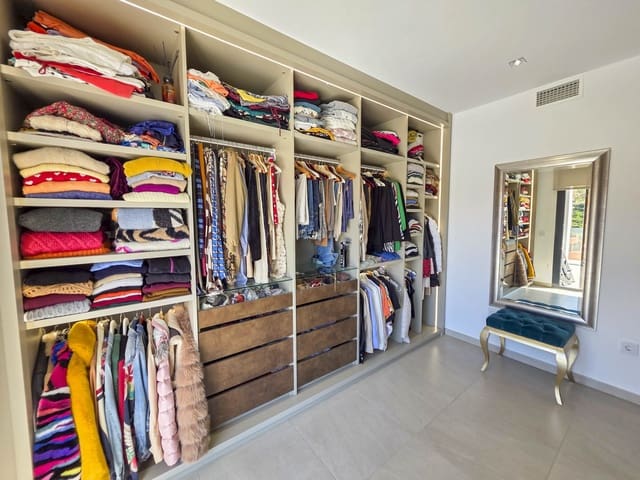 3 chambre Villa/Maison à vendre à La Duquesa / Puerto de la Duquesa, Manilva avec piscine garage - 895 000 € (Ref: 9285061)