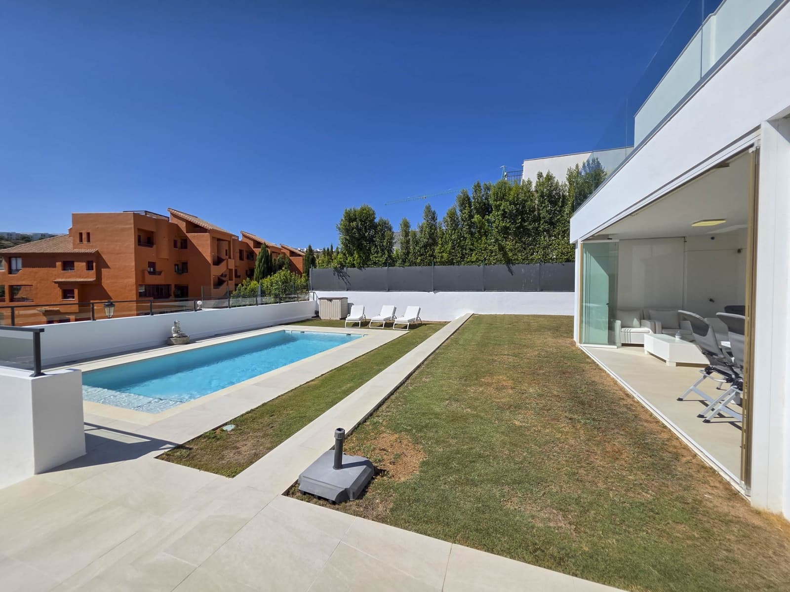 3 chambre Villa/Maison à vendre à La Duquesa / Puerto de la Duquesa avec piscine garage - 895 000 € (Ref: 9285061)