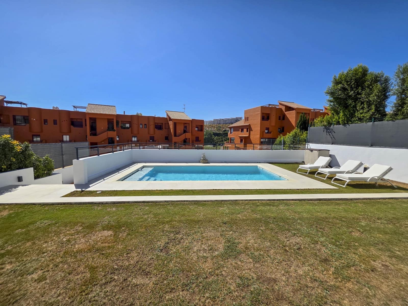 3 chambre Villa/Maison à vendre à La Duquesa / Puerto de la Duquesa avec piscine garage - 895 000 € (Ref: 9285061)