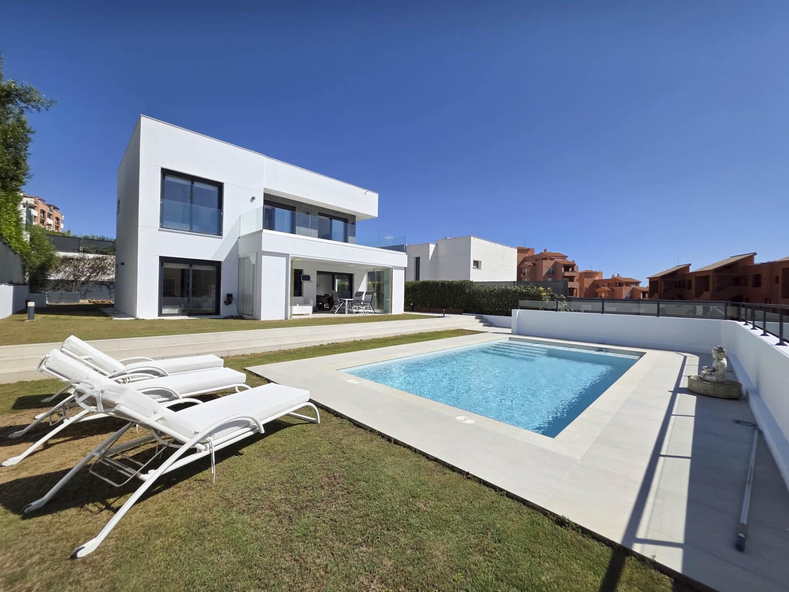 3 soverom Villa til salgs i La Duquesa / Puerto de la Duquesa med svømmebasseng garasje - € 1 250 000 (Ref: 9285061)