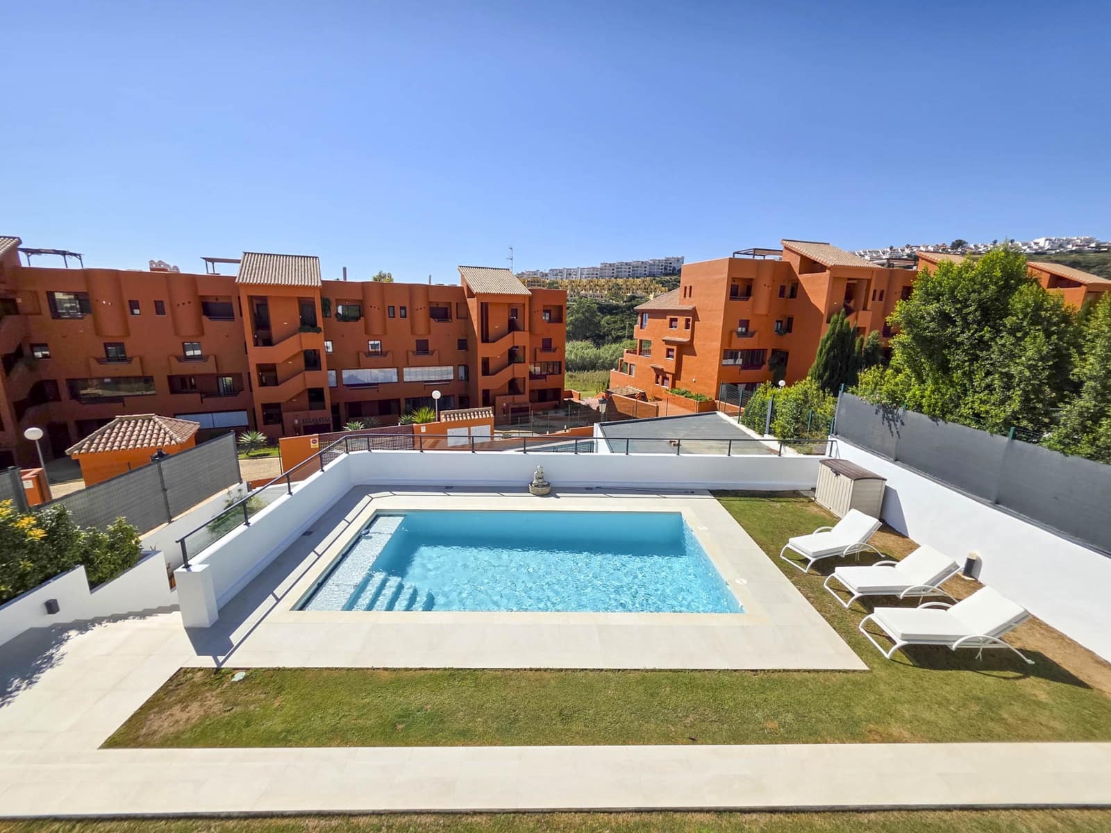3 soverom Villa til salgs i La Duquesa / Puerto de la Duquesa med svømmebasseng garasje - € 1 250 000 (Ref: 9285061)