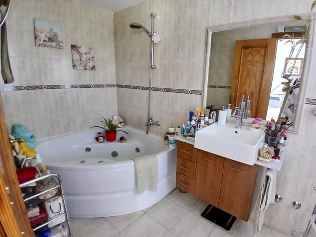 3 bedroom Apartment for sale in Guadalobón, Estepona - € 300,000 (Ref: 9296729)