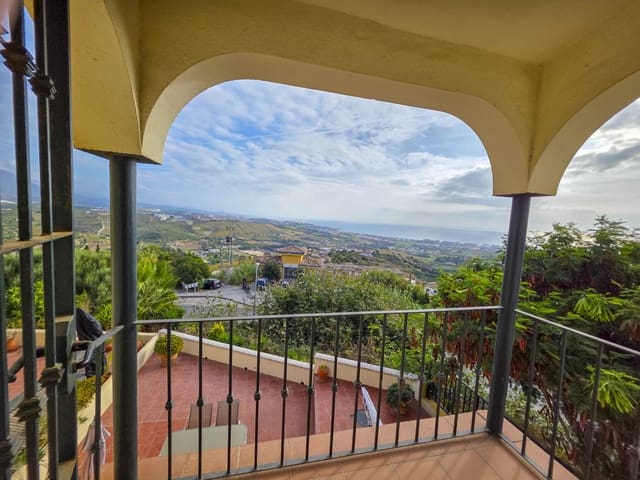 3 soverom Kjedet enebolig til salgs i Manilva Pueblo, Manilva med svømmebasseng garasje - € 340 000 (Ref: 9317658)