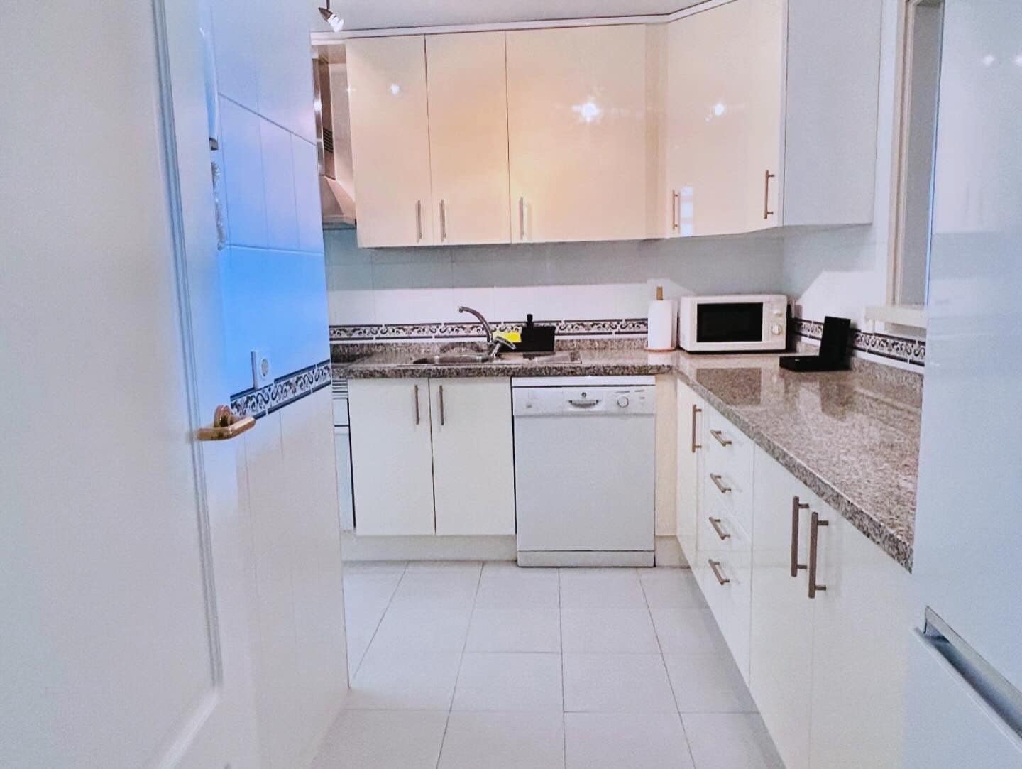 2 soverom Leilighet til salgs i Manilva med svømmebasseng garasje - € 334 000 (Ref: 9367059)