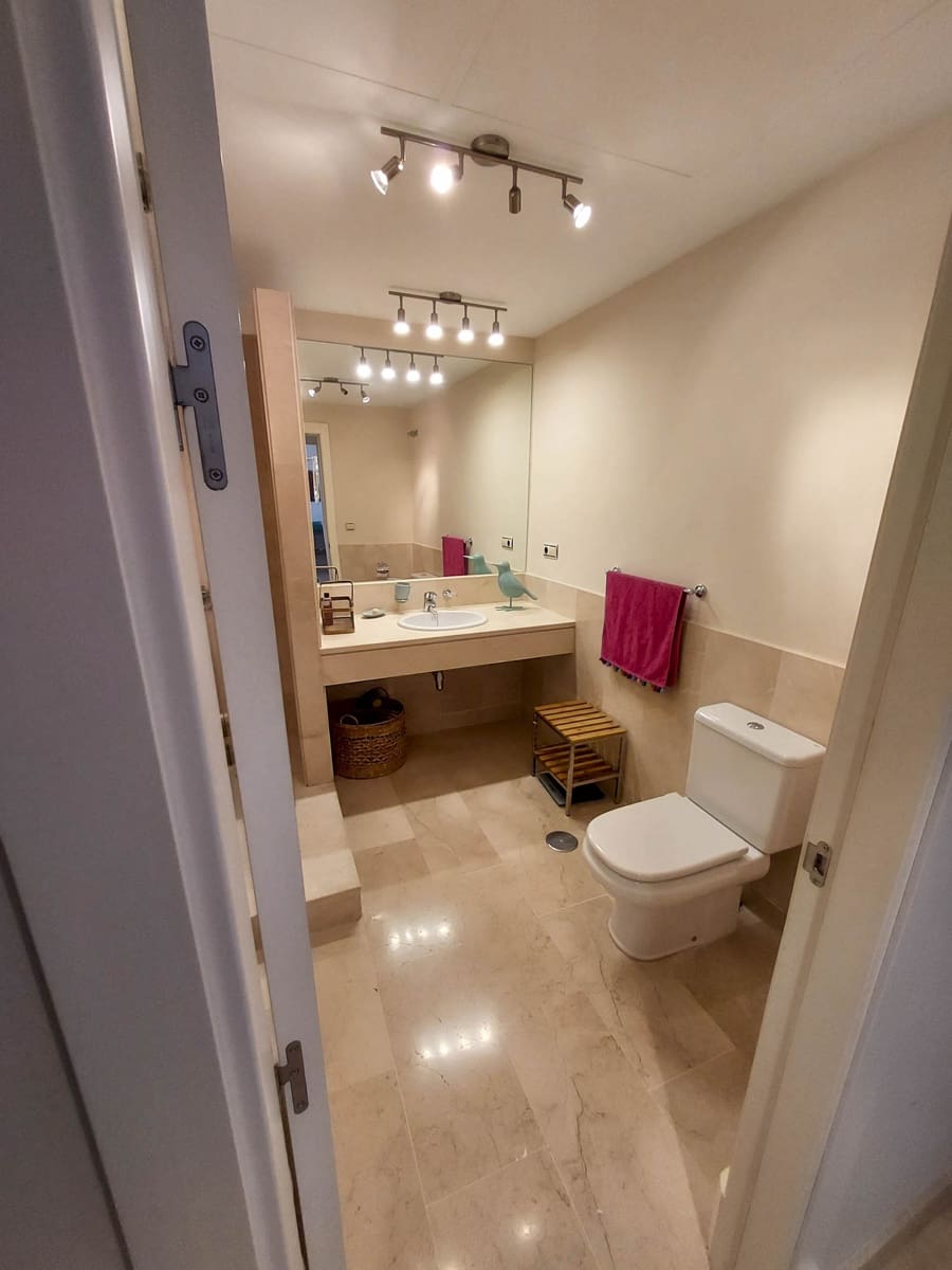 2 sypialnia Apartament na sprzedaż w La Duquesa / Puerto de la Duquesa z basenem garażem - 329 000 € (Ref: 9398240)