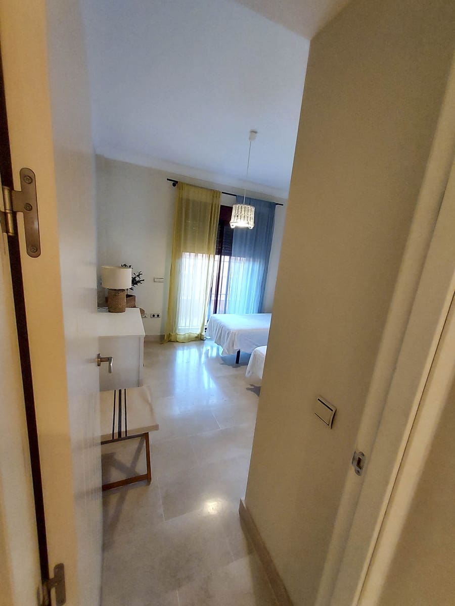 2 sypialnia Apartament na sprzedaż w La Duquesa / Puerto de la Duquesa z basenem garażem - 329 000 € (Ref: 9398240)