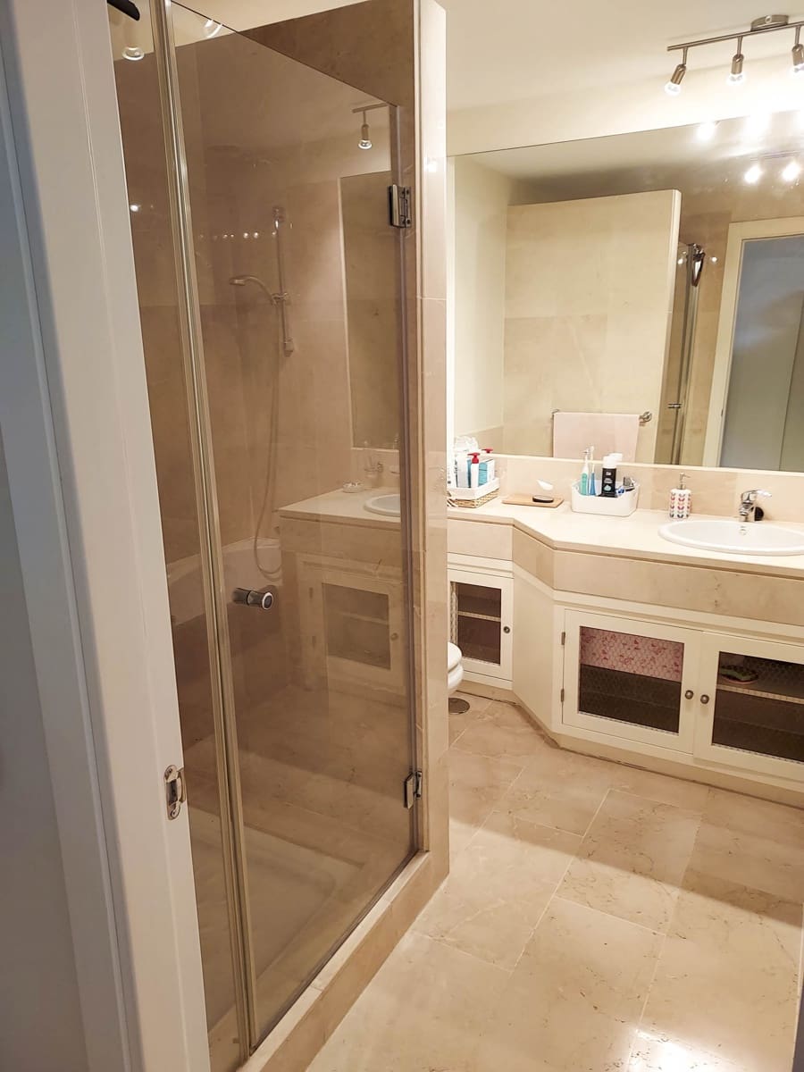 2 sypialnia Apartament na sprzedaż w La Duquesa / Puerto de la Duquesa z basenem garażem - 329 000 € (Ref: 9398240)